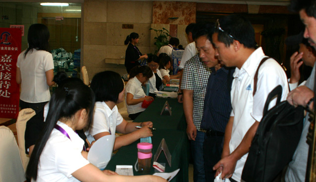 2013全國(guó)食用菌產(chǎn)銷(xiāo)對(duì)接大會(huì)報(bào)到現(xiàn)場(chǎng)氣氛熱烈