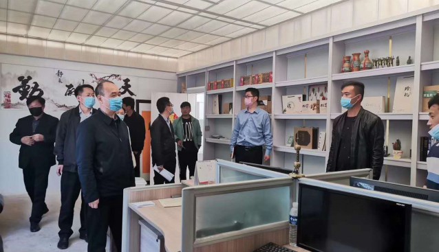 河南省、市、縣有關(guān)領(lǐng)導(dǎo)多次親臨金隆菇業(yè)指導(dǎo)工作