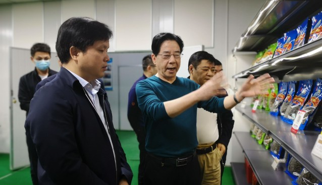 湖南省科技廳周副廳長等領導在常德市人民政府副市長龔德漢陪同下視察永春堂蘆山靈芝羊肚菌特色產(chǎn)業(yè)園